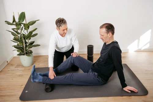 Liebscher & Bracht Faszien-Rollmassage gegen Knieschmerzen Liebscher & Bracht Faszien-Rollmassage gegen Knieschmerzen