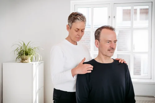 Osteopressur – Liebscher & Bracht Behandlung am Patient Osteopressur - Liebscher & Bracht Behandlung am Patient